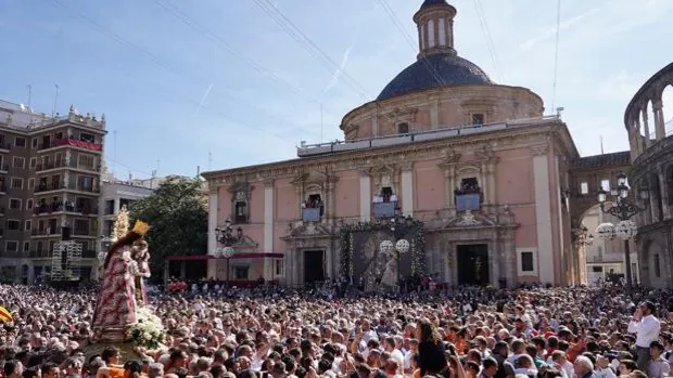 Fervor y emoción en el reencuentro de los valencianos con la Virgen de los Desamparados