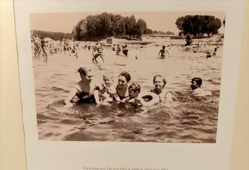 Un grupo de bañistas bañándose en el Tajo