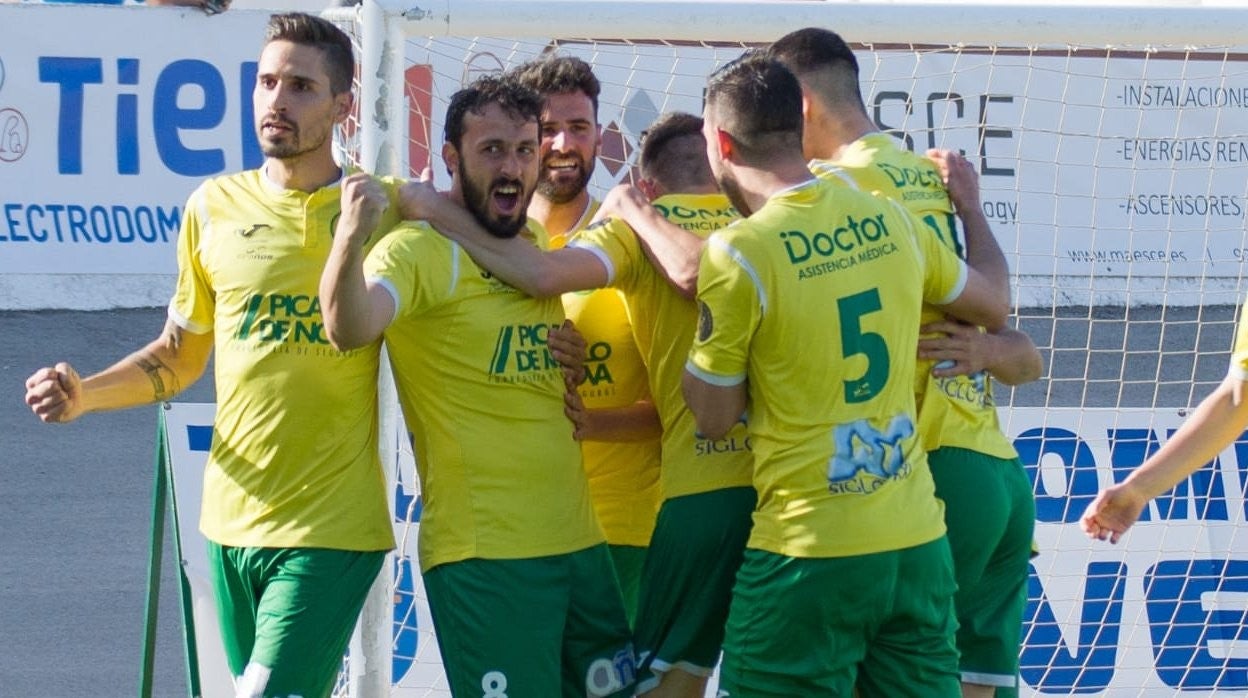 Los de Tomelloso celebran uno de los goles en el 6-2 contra el Pedroñeras