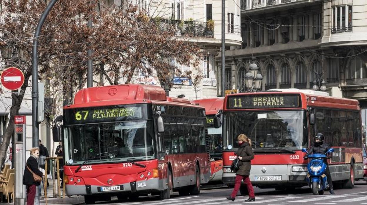 Imagen de archivo de dos autobuses de la EMT en el centro de Valencia