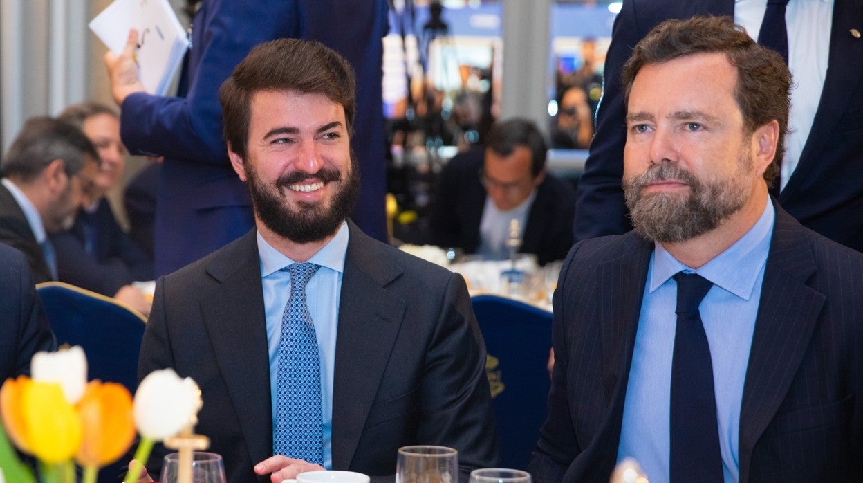 Juan García-Gallardo e Iván Espinosa de los Monteros, en el hotel Mandarin Oriental Ritz, en Madrid, durante un desayuno organizado por Nueva Economía Fórum