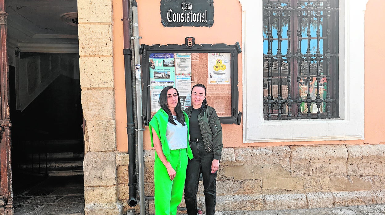 Karina y Milana, a las puertas del Ayuntamiento de Paredes de Nava (Palencia)