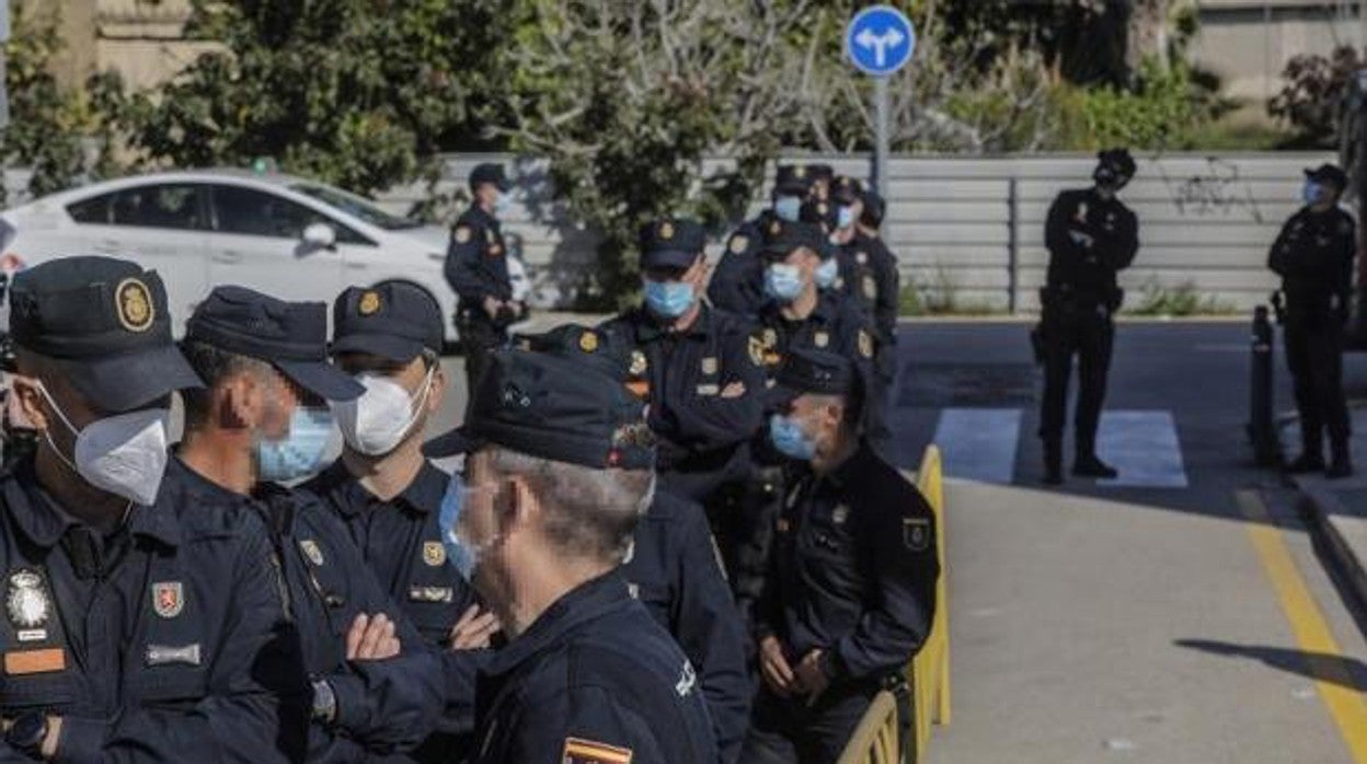 Policías nacionales hacen cola para ser vacunados