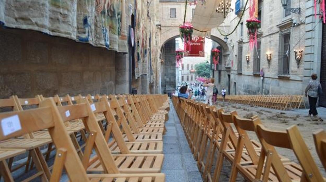 Sillas colocadas en Arco de Palacio, junto a la catedral