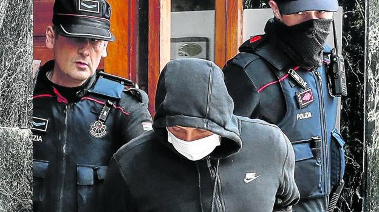 Agentes de la Ertzaintza acompañan al detenido durante el registro de su domicilio, el pasado viernes en el barrio El Pinar de Irún
