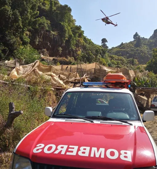 Helicóptero y operativo de bomberos en proceso de rescate