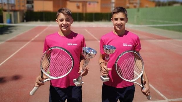 Los gemelos Carrascosa ganan el campeonato de Castilla-La Mancha de tenis infantil, ¡y también el cadete!