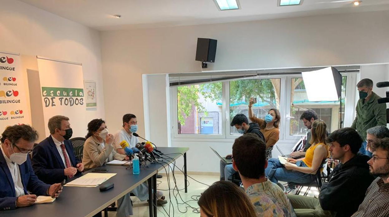 Los representantes de la plataforma Escuela de Todos, hoy, durante la rueda de prensa en Barcelona