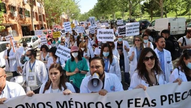 Sanidad ofrece 1.600 plazas fijas para médicos pero los huelguistas piden más y mantienen el paro indefinido