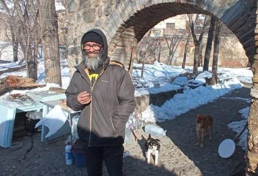 Miguel, con sus perros, en su casa del río Tajo