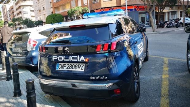 Un hombre con ochenta detenciones por robo atraca un salón de juegos de Gandía junto con su tío