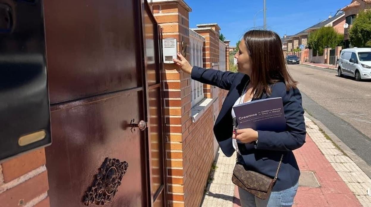 La presidenta local y portavoz Alejandra Hernández, llamando a una vivienda