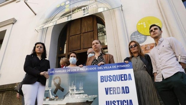 Las familias del Villa de Pitanxo maniobran para que el patrón no pueda volver al mar