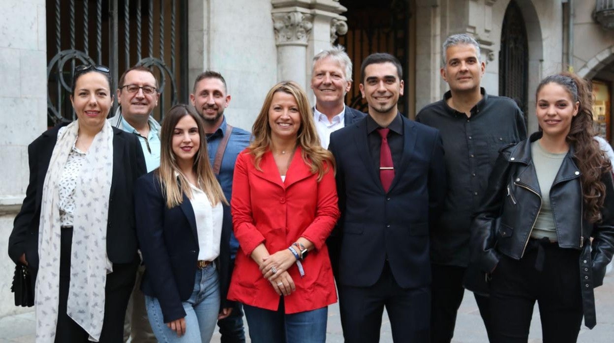 Eva Parera, en el centro, con la constituida Junta Local de Gerona