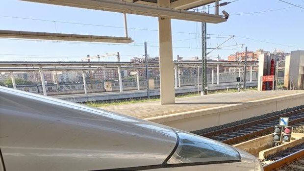 Dos pasajeros que viajaban sin billetes apedrean al vigilante que les hizo bajar de un tren en Valencia