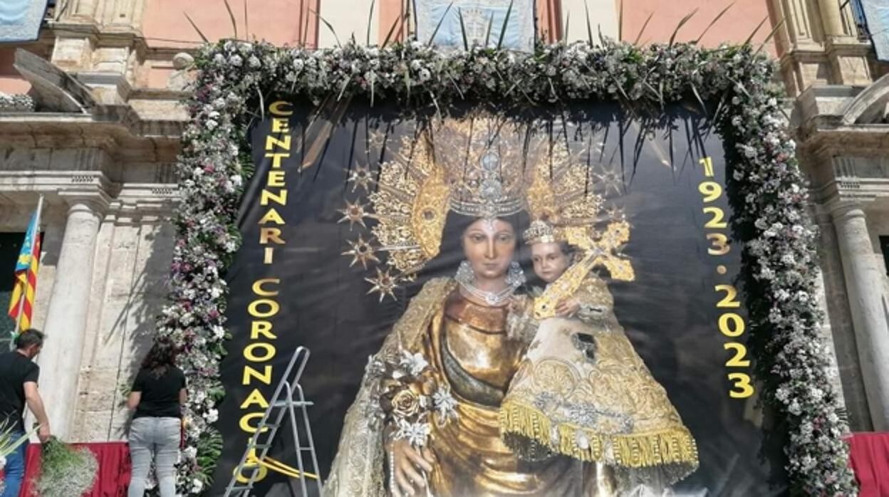 Ìmagen del tapiz floral instalado por el Ayuntamiento de Valencia con motivo de la fiesta de la Virgen de los Desamparados