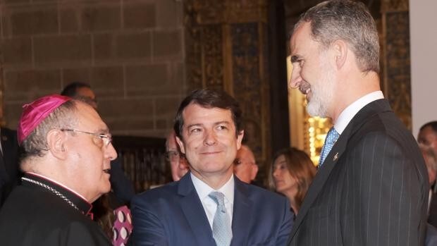 Mañueco agradece la «gran acogida» a la delegación de Castilla y León en la inauguración de 'Transitus' en Plasencia
