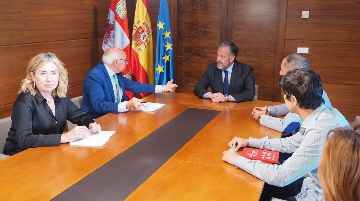 El presidente de las Cortes, Carlos Pollán se reúne con el presidente de la plataforma del Tercer Sector, Juan Pérez