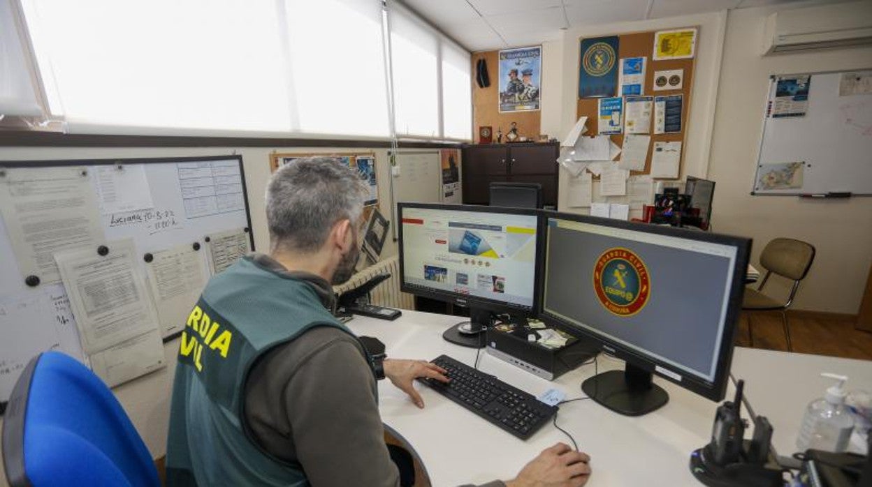 Un agente del Equipo @ de la Guardia Civil de La Coruña, en una imagen de archivo