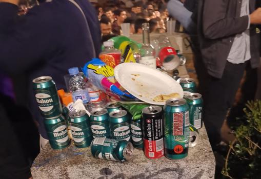 Los residuos de latas y restos de comida se acumularon tras horas de beber en la calle