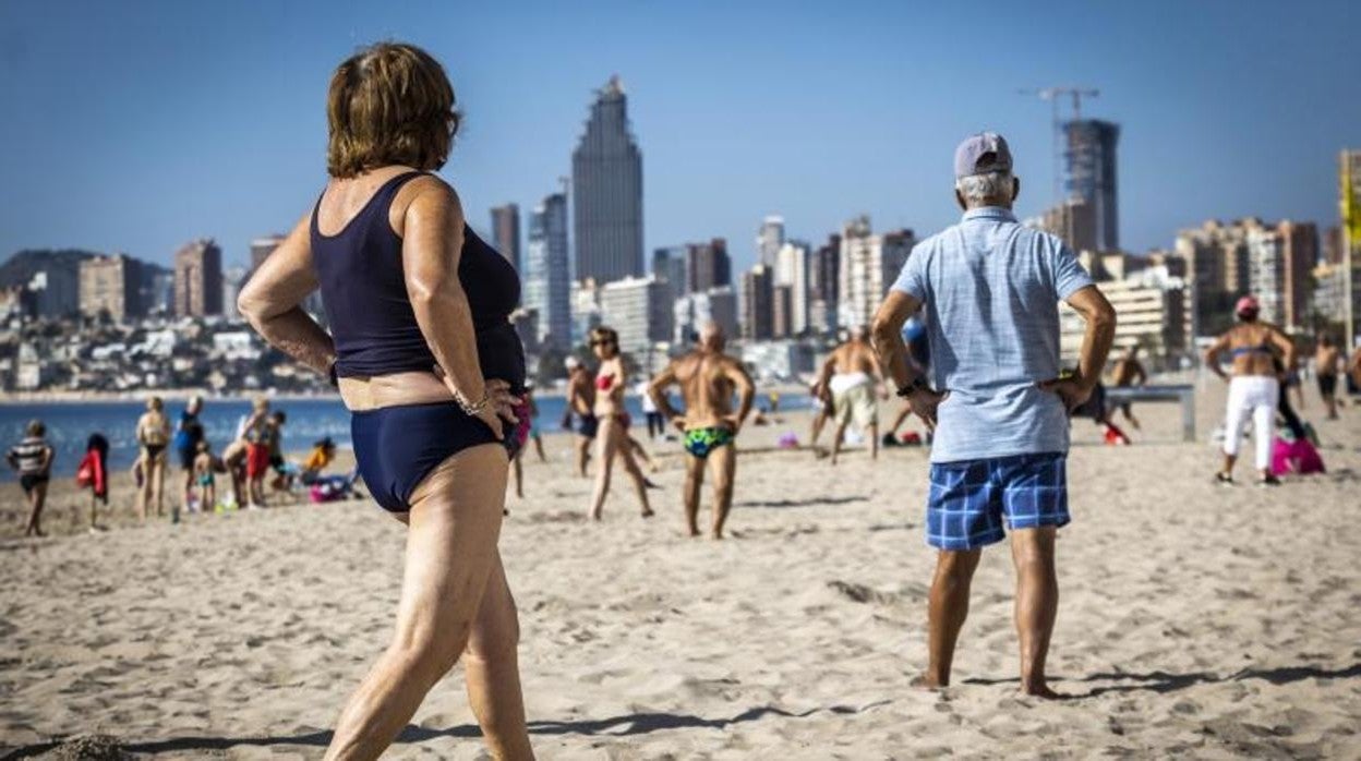 Bañistas en la playa de Poniente de Benidorm