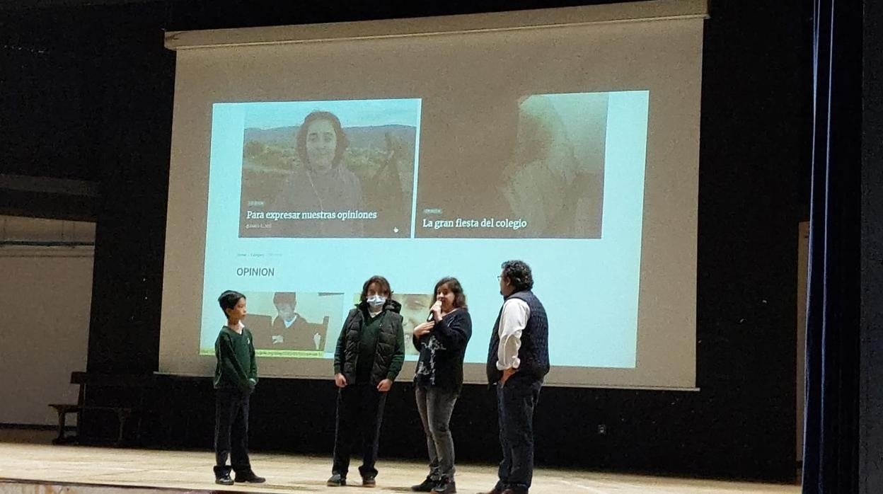 Un momento de lapresentación del periódico del colegio