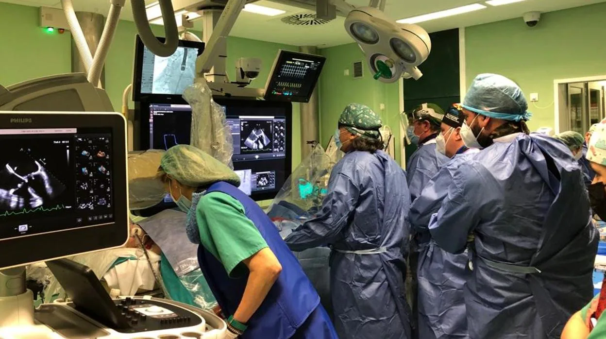 El Hospital de León realiza los primeros implantes de prótesis mitral transcatéter sin cirugía abierta, el pasado abril