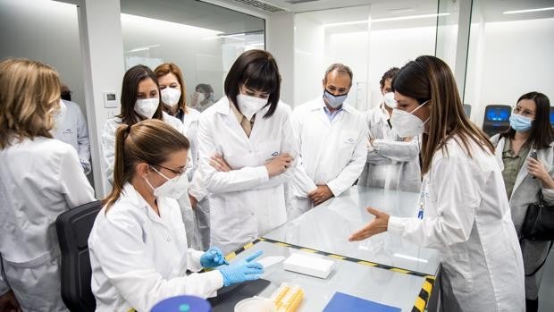 La ministra de Ciencia visita el laboratorio pionero de Global Omnium para la detección del covid en el agua