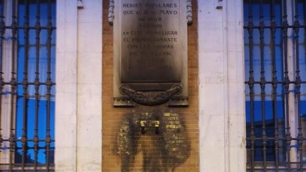 Amanecen quemadas la corona y la placa a los Héroes del Dos de Mayo de la sede de la Comunidad de Madrid en Sol