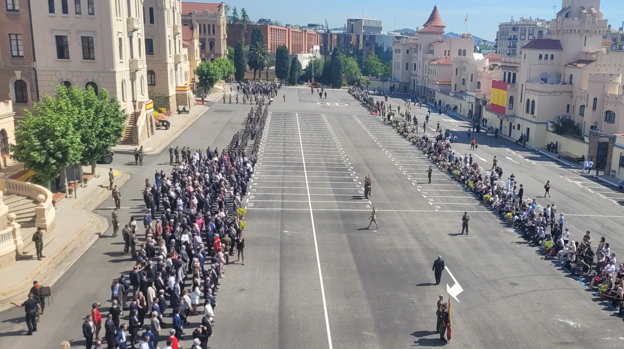 Más de mil personas se dan cita en la Jura de Bandera de Barcelona en un ambiente festivo y de celebración