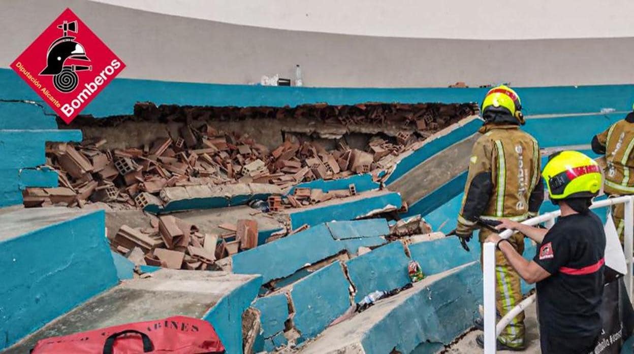 La grada de una pabellón polideportivo de Elda se derrumba y deja varios menores heridos