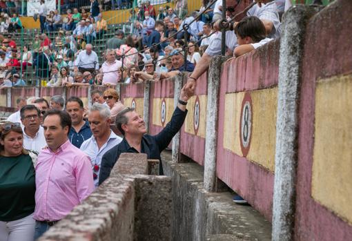 El presidente de Castilla-La Mancha, Emiliano García-Page asistió a la corrida en Talavera. En la imagen, saluda a un aficionado en el callejón