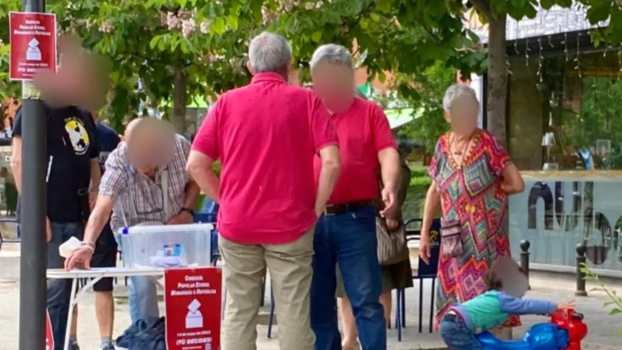 Varias personas votan, este sábado, en las urnas de San Sebastián de los Reyes