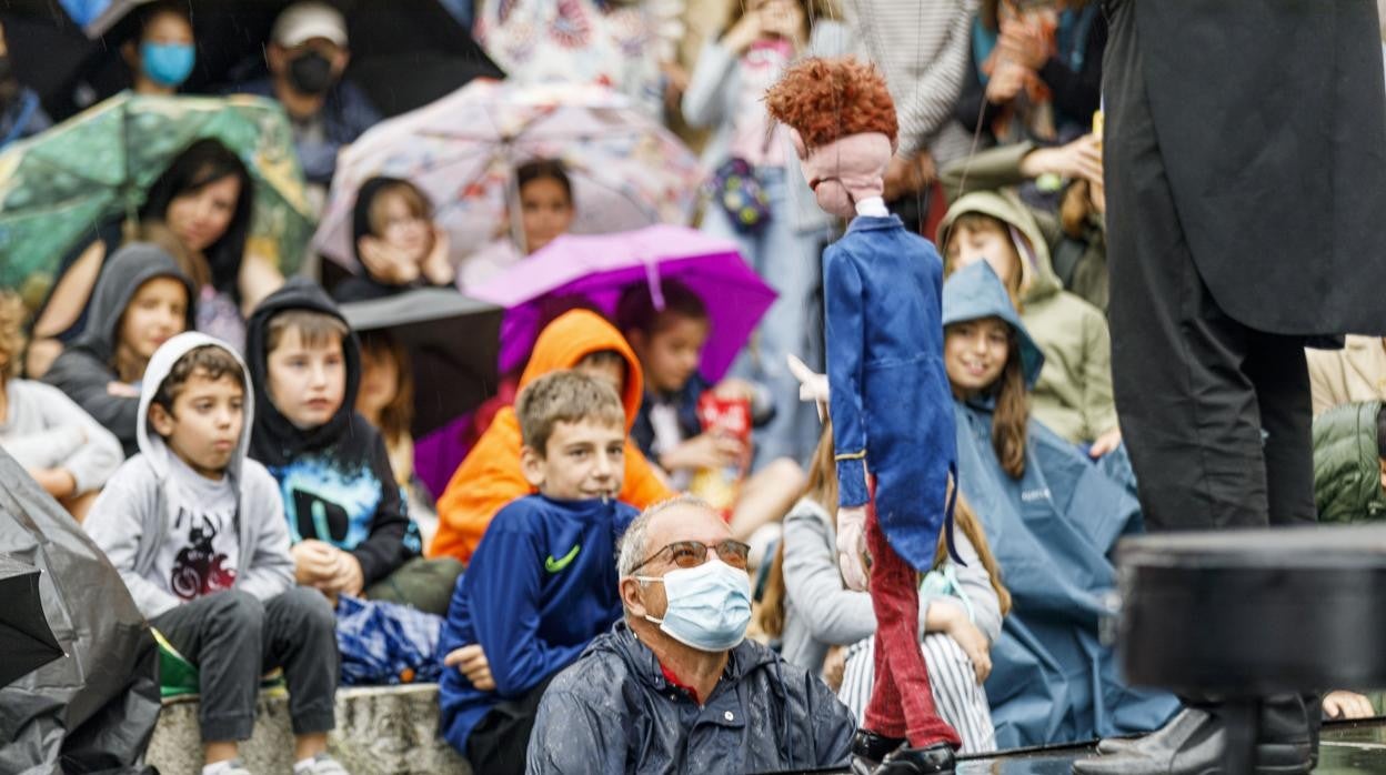 Mr. Barti saluda a su público durante una representación bajo la lluvia