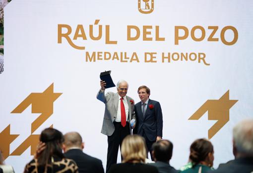 Raúl del Pozo recibe su medalla de manos del alcalde
