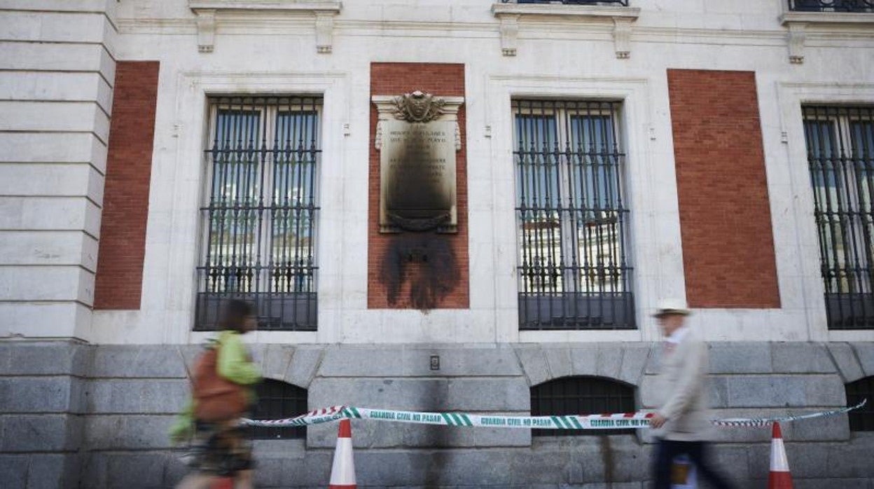 La placa vandalizada de los Héroes del 2 de mayo, este viernes, en la Real Casa de Correos