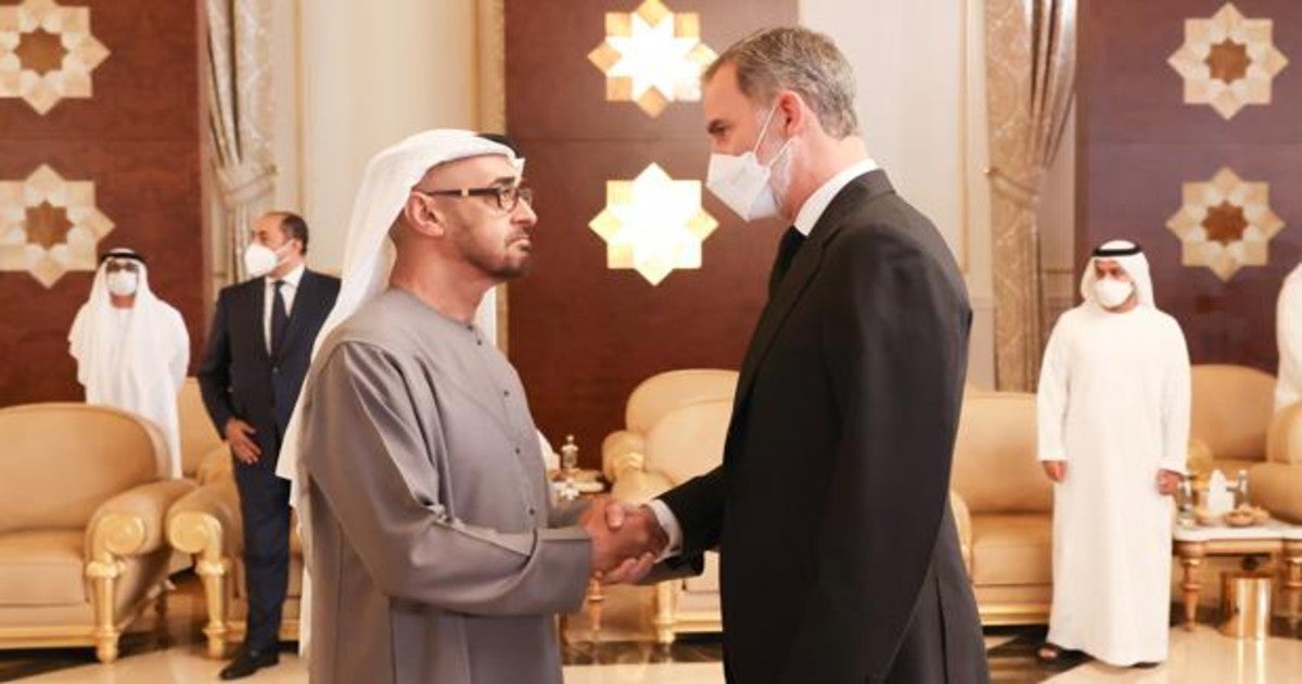 Felipe VI, en Abu Dabi, expresa sus concolencias al nuevo presidente de Emiratos Árabes Unidos, Mohamed bin Zayed al Nahyan