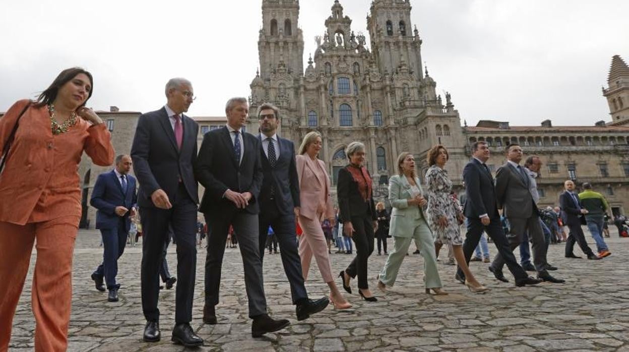 El gobierno Rueda recorre la plaza del Obradoiro hacia el Pazo de Raxoi, este lunes