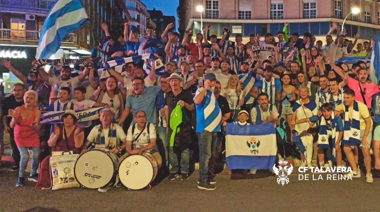 La afición blanquiazul celebra el ascenso del filial del CF Talavera a Tercera