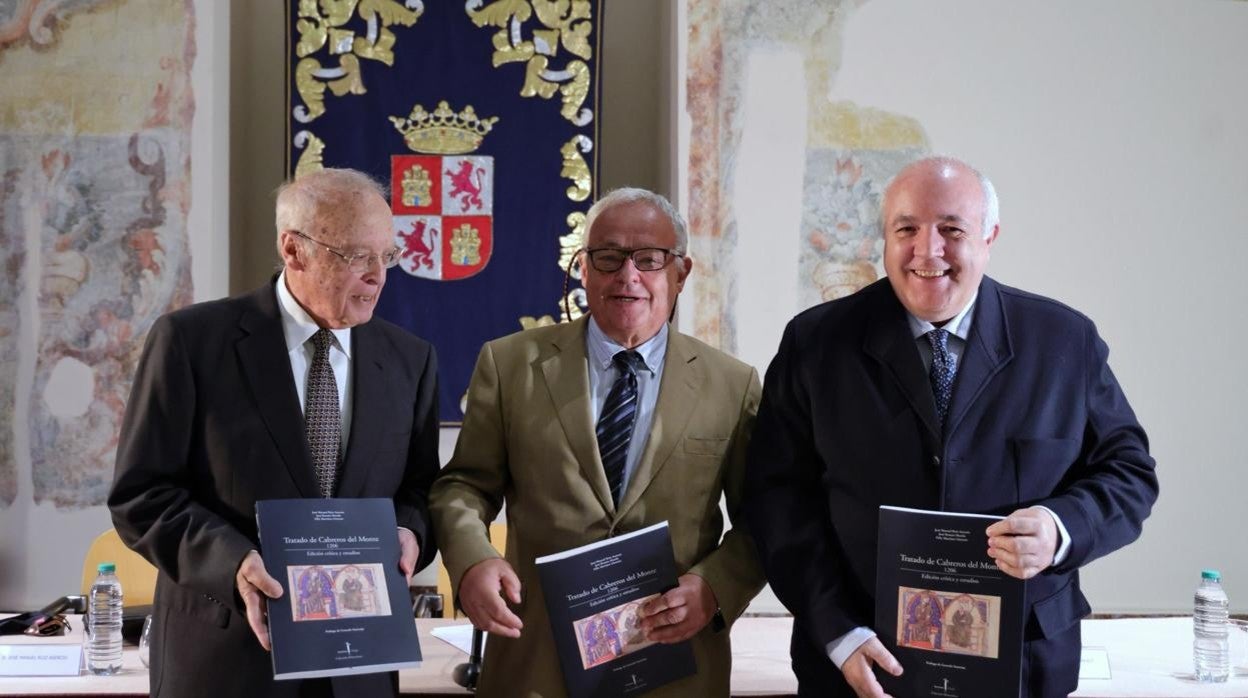 Gonzalo Santonja junto a los profesores José Manuel Ruiz Asencio y Félix Martínez Llorente, dos de los coautores de la edición crítica