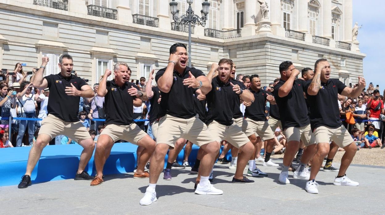 Los Classic All Blacks, en la puerta del Palacio Real