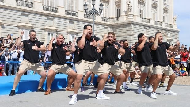 Una multitud de aficionados recibe a la selección de Nueva Zelanda de leyendas del rugby