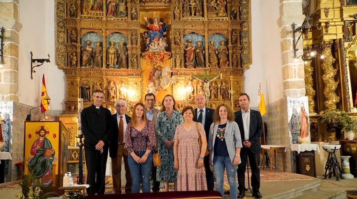 La consejera de Cultura con los delegados provinciales, el alcalde de Nombela y el sacerdote ante el altar mayor