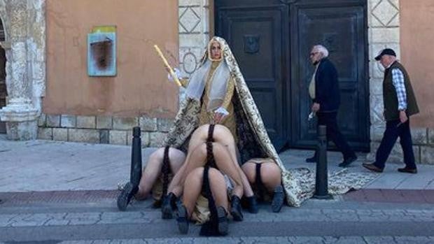 Identifican a seis personas por una 'performance' obscena con tintes religiosos ante la Catedral y una iglesia de Cuenca