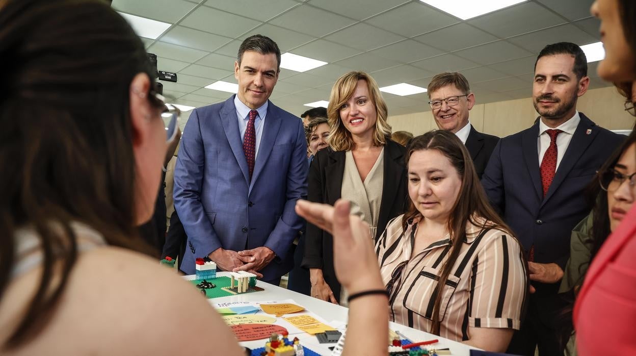 Imagen de la visita de Pedro Sánchez al Centro Integrado Público de Formación Profesional de Mislata (Valencia)