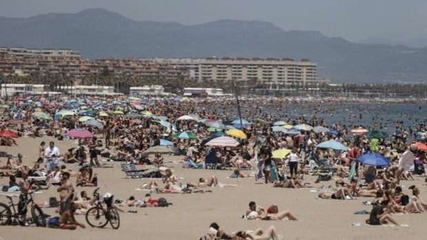 Playas a rebosar en el mes de mayo en Valencia a la espera de la llegada esta semana del calor extremo