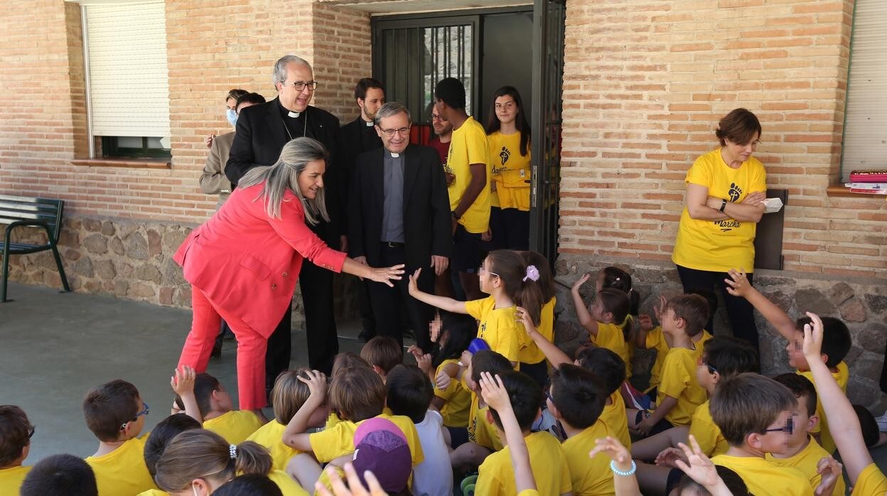 Milagros Tolón saluda a los alumnos del colegio Santiago el Mayor de Toledo