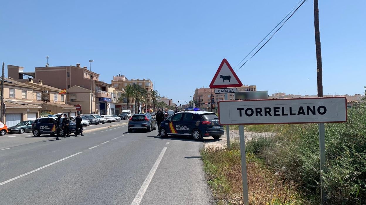 Control policial a la entrada de la pedanía ilicitana de Torrellano