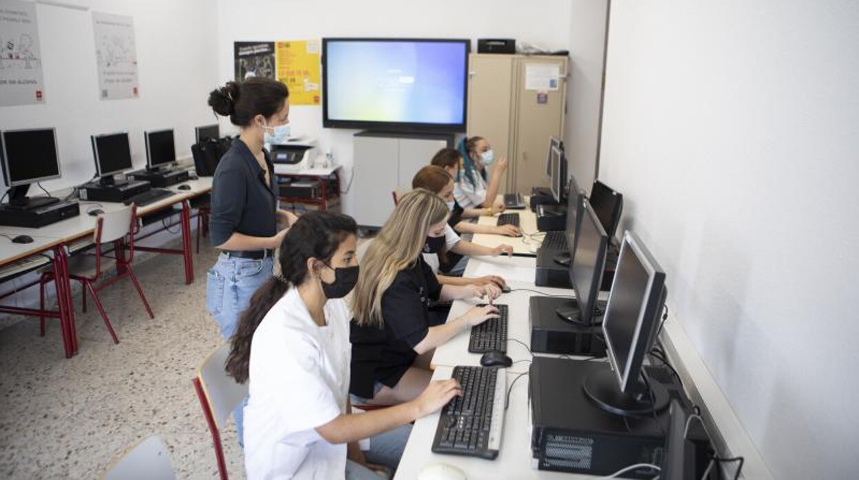 Las jóvenes aprenden competencias tecnológicas en los ordenadores donados