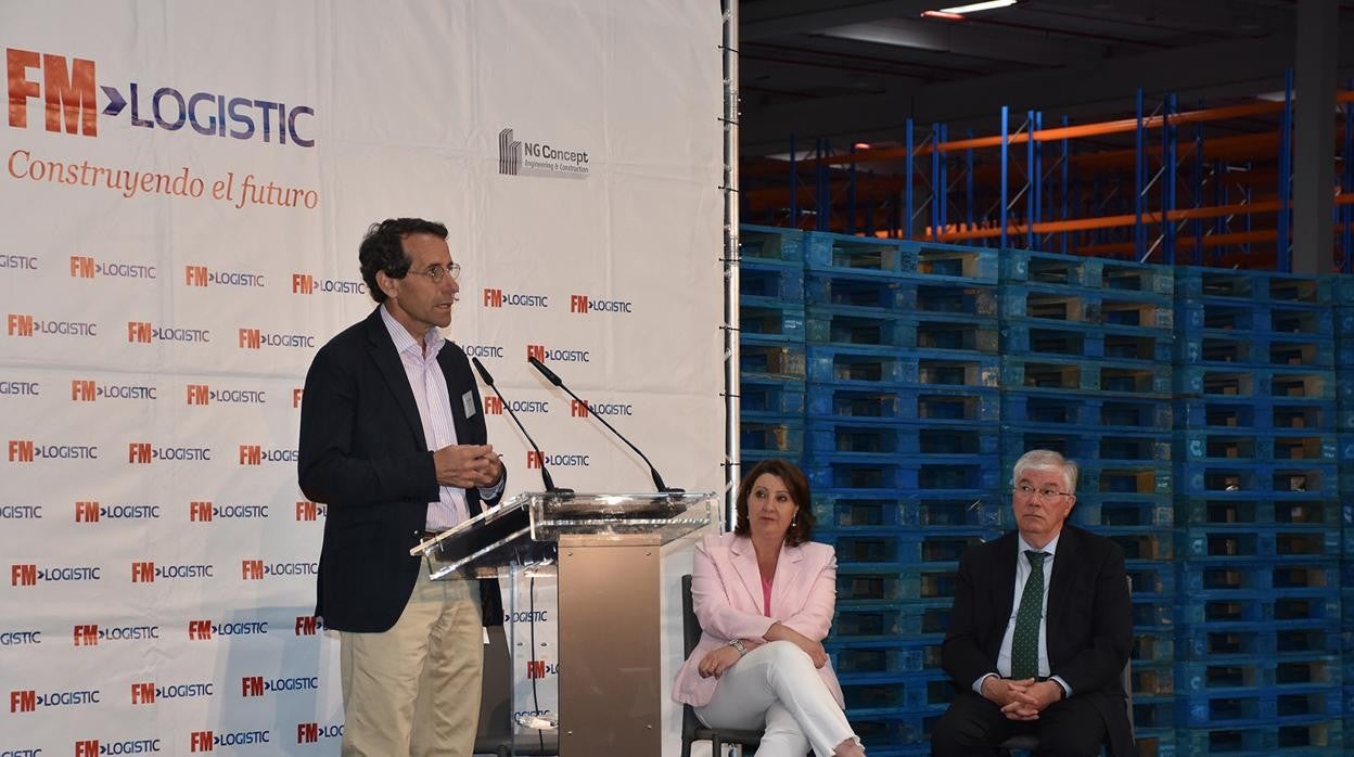 El director general de FM Logistic, Pablo Gómez, durante la inauguración de la hidrogenera, junto a la consejera de Economía, Patricia Franco, y el alcalde de Illescas, José Manuel Tofiño